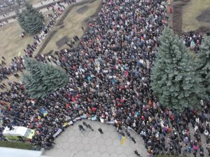 Відео. У Полтаві на Недільне віче 2 березня прийшли тисячі людей