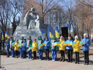 Міська влада з полтавцями принесли квіти до пам’ятника Шевченку (фоторепортаж)