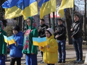 Фото: Міська влада з полтавцями принесли квіти до пам’ятника Шевченку (фоторепортаж)