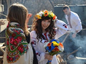 Фото: У Полтаві з’являються революційні весільні традиції (фото)