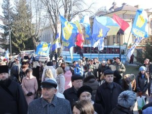 Фото: Сотні полтавців поклали квіти до пам’ятника Шевченка у день 200-річчя з дня народження (оновлено, фото)