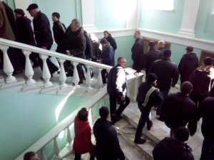 Фото: Сесія Полтавської міськради не відбулась: у залі до 100 майданівців, та 5 депутатів (оновлено)
