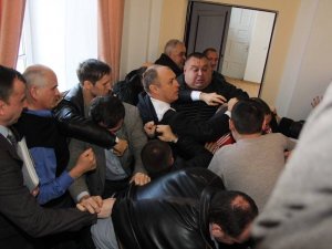 Фото: Міський голова написав заяву до міліції через події у сесійній залі Полтавської міськради