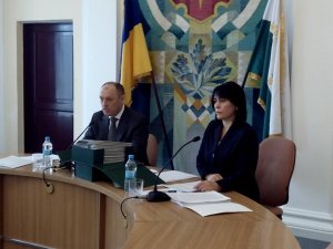 Сесія Полтавської міськради: депутати прийшли, громадськість не впустили