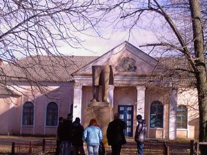 Фото: Народні новини. У Судіївці Полтавського району пошкодили пам’ятник Леніну