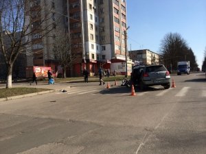 Фото: Народні новини. У Полтаві в ДТП зіткнулися автомобіль і мопед