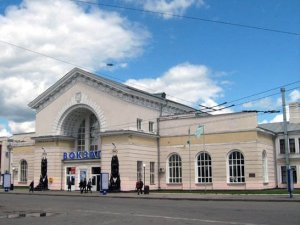 Фото: У Полтаві на Південному вокзалі облаштували пункт допомоги біженцям з Криму