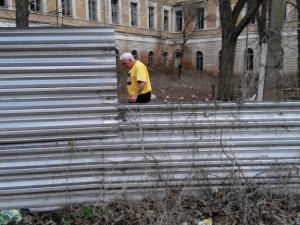 Фото: У Полтаві водії маршруток справляють потреби під вікнами студентів