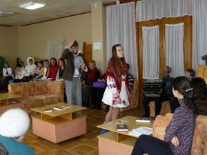 У Полтаві школярі з Опішні організували виставу "За двома зайцями"