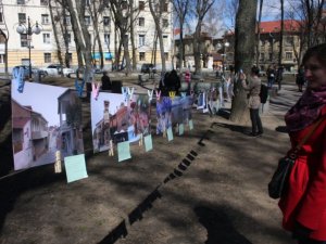 Фото: У центрі Полтави всі бажаючі могли повісити свої фото "На мотузку" на виставці