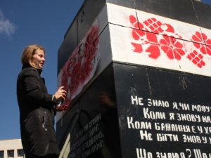 Фото: У Полтаві постамент з-під Леніна продовжують прикрашати (фото)