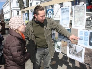 Фото: У центрі Полтави влаштували вуличний музей (фото)