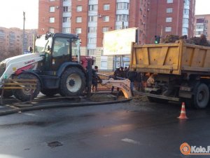 Фото: На центральній вулиці Полтави утворилося провалля: комунальники розповіли про масштаби проблеми