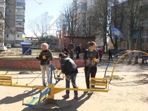 Фото: Полтавці самоорганізовуються і облаштовують дитячі майданчики