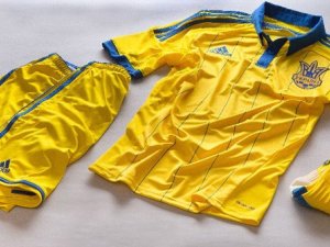 Фото: Збірну України "вдягли" у нову футбольну форму