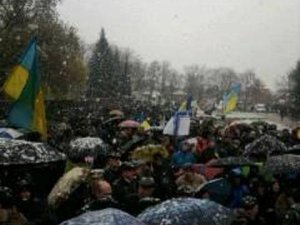 Фото: У Полтаві на мітинг за федералізацію ніхто не прийшов, активісти чергують біля Вічного вогню