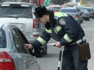 ДАІ заспокоює: поки нові бланки друкують, водіям видаватимуть тимчасові талони на реєстрацію та водійські права