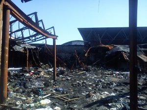 Майже рік минув, а наслідки масштабних пожеж на Центральному ринку Полтави досі не прибрали