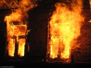 Пожежа в Полтаві: у власній квартирі загинула жінка,  її співмешканець обпік руку