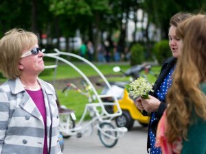 Фото: Учасниці флешмобу жіночності подарували квіти перехожим. Фоторепортаж