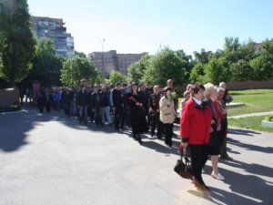 Фото: Полтавці принесли квіти на могилу невідомих бійців