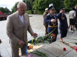 Фото: День Перемоги: Ворона прокоментував подвійне покладання у Полтаві