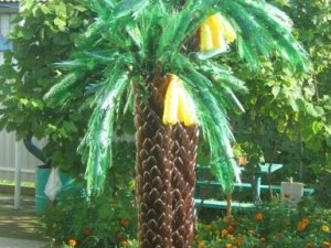 Фото: Ідеї для саду: пальма з пластикових пляшок