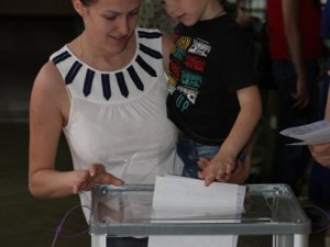 Фото: Полтавці голосують у вишиванках