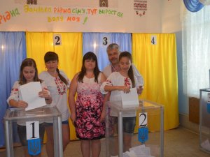 Фото: Родина нардепа Бублика прийшла голосувати у вишиванках