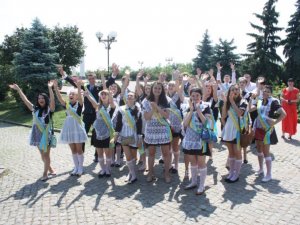Фото: Полтавські випускники полізли до фонтанів: фоторепортаж