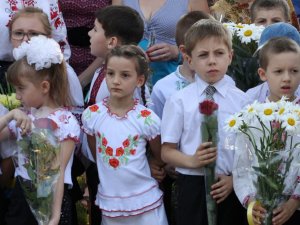Фото: Останній дзвоник у Полтаві: школярі плакали, танцювали та прощались (фото)