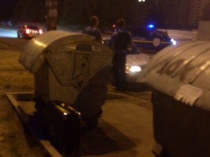 Фото: Через стару валізу у Полтаві до сміттєбаків приїхала купа міліції (фото)