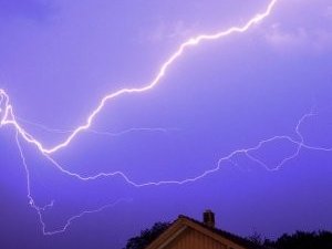 Фото: У Полтаві прогнозують блискавку: поради як уберегтись