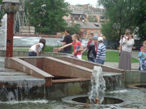 Фото: День захисту дітей у Полтаві: дощ і імпровізовані розваги біля фонтану