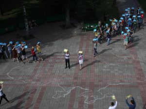 Фото: Полтавці відтворювали карту України і збирали гроші на лікування дитині (фото)