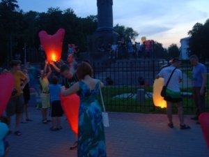 Фото: У Корпусному парку в Полтаві запустили різнокольорові ліхтарі