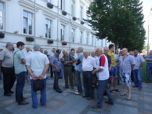 Фото: Мітинг у Полтаві: до міськради зійшлось близько 100 невдоволених людей