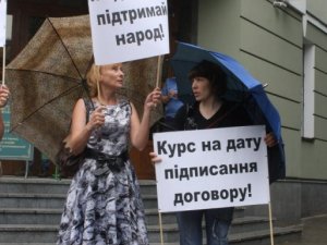 У Полтаві мітингували під стінами будівлі Нацбанку (фото)