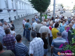Фото: Біля Полтавської  міськради знову зібрались мітингувальники