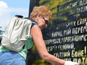 З пам’ятника Небесній сотні у Полтаві змили георгіївську стрічку (фото, відео)