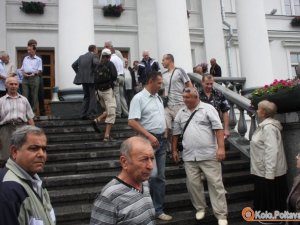 Фото: Мітинг у Полтаві: активісти залишили плакати і пішли в будівлю міськради