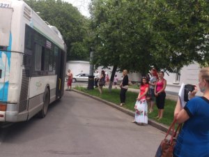 Фото: У Полтаві в кільцевого автобуса на ходу лопнуло колесо (фото)