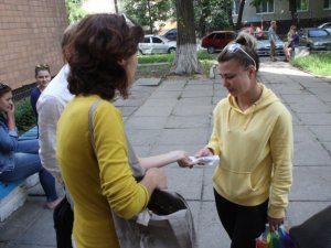 Фото: Полтавці допомогли біженці з Луганська речами та грошима