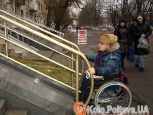 У полтавських будинках облаштують пандуси – про життєві перешкоди інвалідів