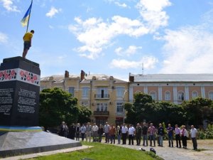 У Полтаві на пам’ятнику Небесній сотні встановили державний прапор