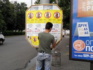 Фото: У Полтаві закликають не купувати російське – роздають листівки із зубатими матрьошками