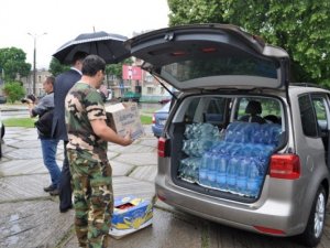 Фото: У Полтаві нацменшини та Автомайдан передали допомогу на Схід