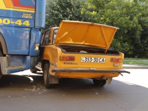 Народні новини. У Полтаві вантажівка протаранила легковий автомобіль (фото)