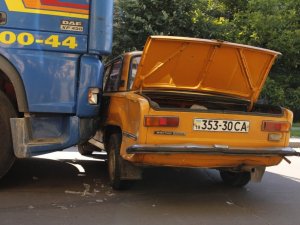 Фото: Народні новини. У Полтаві вантажівка протаранила легковий автомобіль (фото)