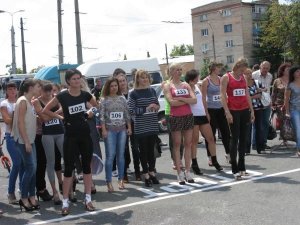 Фото: Під час забігу на шпильках перемогла професійна легкоатлетка